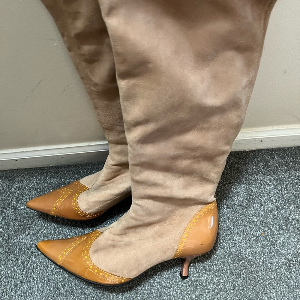 Suede boots light color with patent at toe and heel